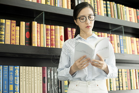 充实女学生图书馆阅读背景