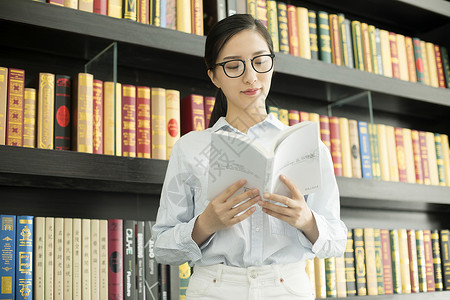 充实女学生图书馆阅读背景