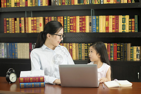 老师辅导学生学电脑高清图片