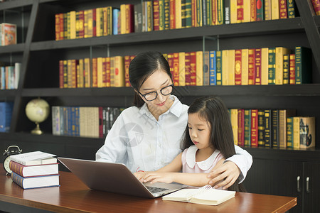 老师辅导学生学电脑背景图片