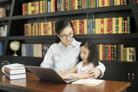 老师辅导学生学电脑高清图片