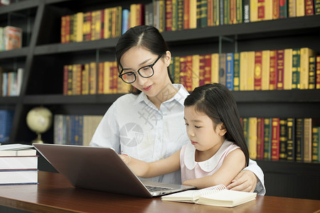 老师辅导学生学电脑图片素材