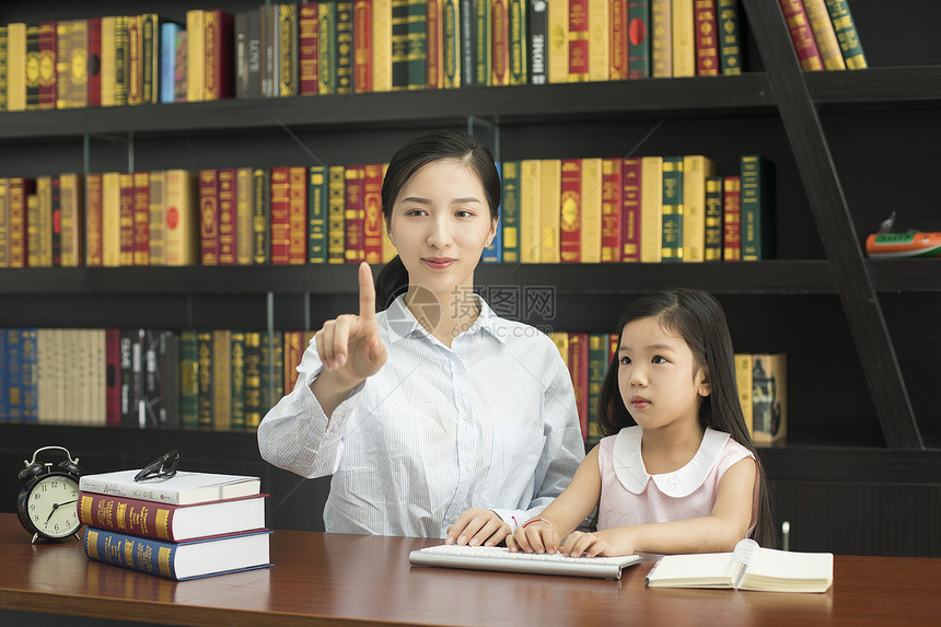 老师辅导女学生图片