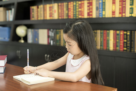 小学生在做功课努力高清图片素材