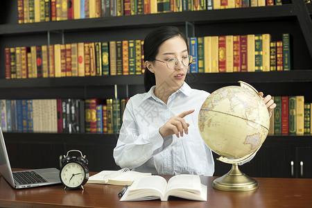 女学生学习地理图片