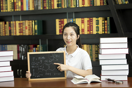 女大学生在学习数学阅读高清图片素材