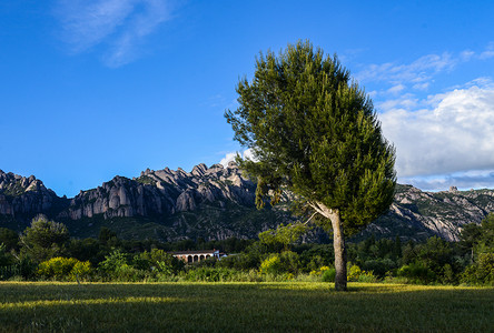 游览胜地西班牙加泰罗尼亚地区著名游览圣地蒙特塞拉特山景色背景