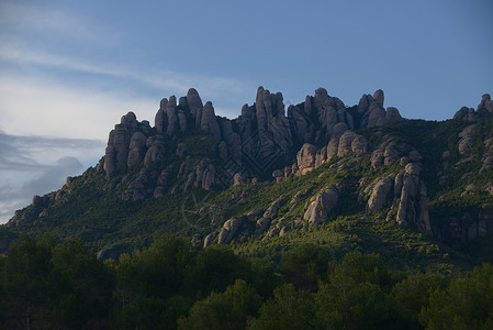 游览胜地西班牙加泰罗尼亚地区著名游览圣地蒙特塞拉特山景色背景