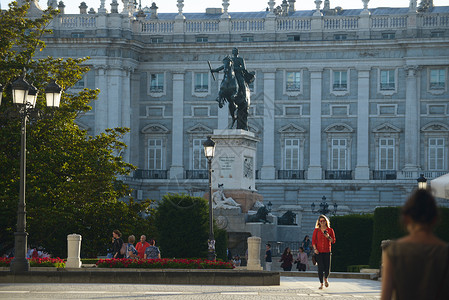 西班牙马德里王宫前的广场高清图片