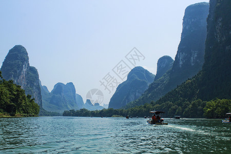 乘船旅行蓝天广西桂林阳朔漓江背景