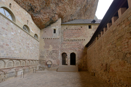 西班牙韦斯卡地区建在山岩下的圣詹德拉佩拉修道院高清图片