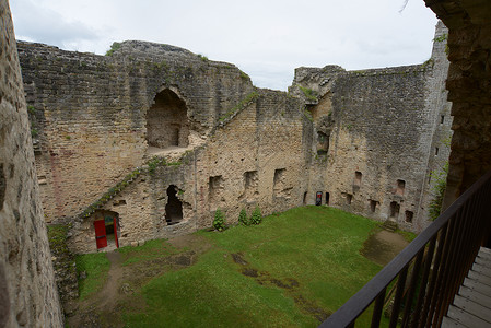 法国阿韦龙地区建在纳雅克山脊上的十二世纪古防御城堡高清图片