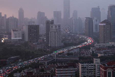 上海 雾霾傍晚雾霾中的高架交通繁忙背景