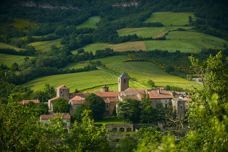法国阿韦龙地区建在山坡上的村落高清图片