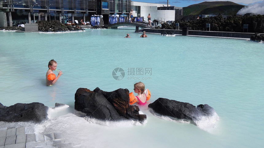 冰岛蓝湖温泉孩童戏水图片