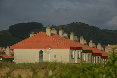 西班牙巴斯克海岸边的民居建筑房屋高清图片素材