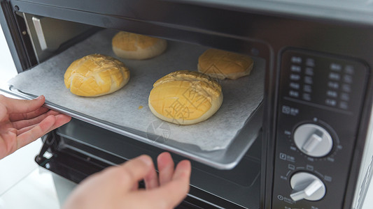 烤箱中面包菠萝包烘焙手高清图片
