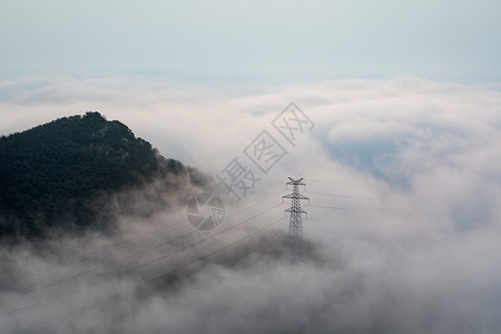 平流雾中的铁塔输电线路高清图片素材