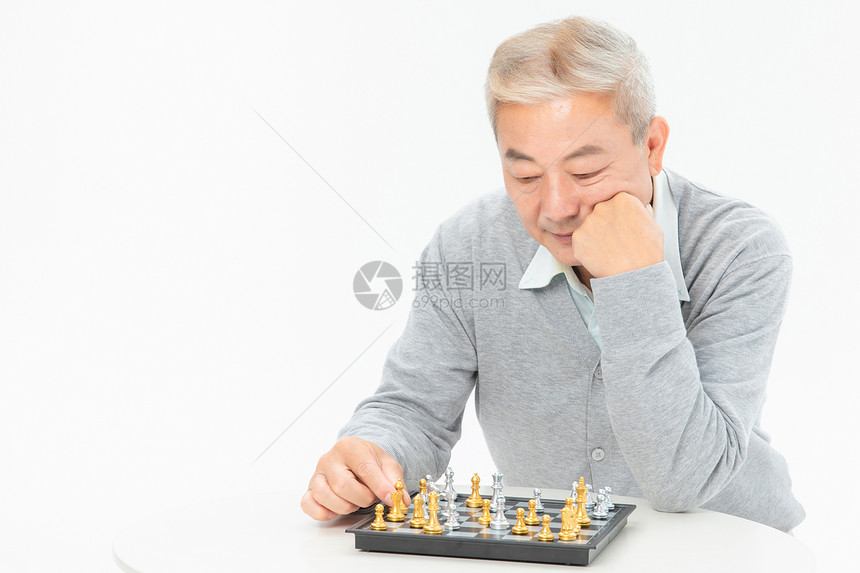 老年人下棋图片
