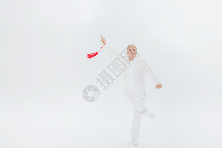 老年人舞剑御剑飞行高清图片