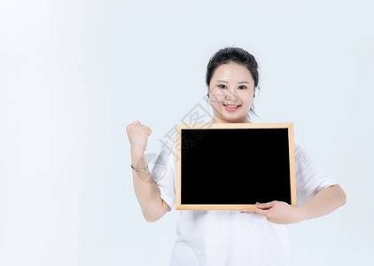 教育目标胖女生拿黑板背景