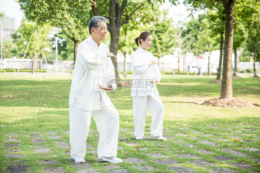 老年人太极锻炼图片