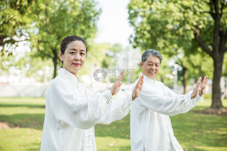 老年人太极锻炼图片