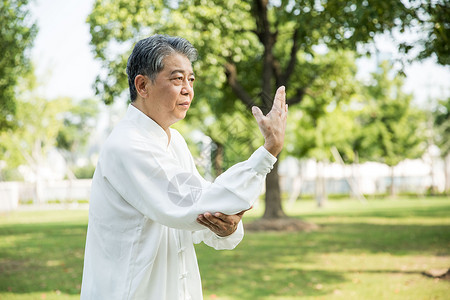 老年人太极锻炼图片