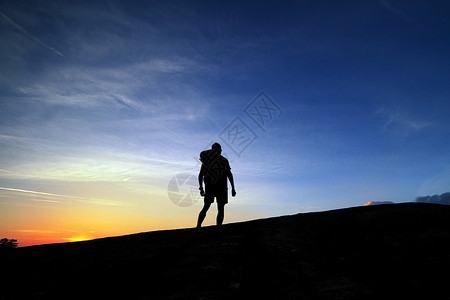 夕阳下探险者剪影设计图片