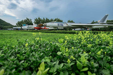 建军节防化部队中国航空博物馆的战机背景