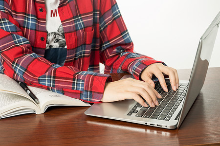 女学生学习计算机在线课程高清图片素材