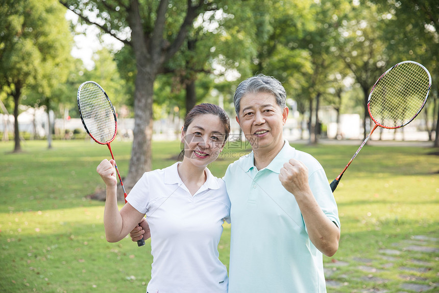 老年人运动羽毛球图片