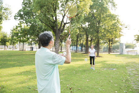 老年人运动羽毛球图片