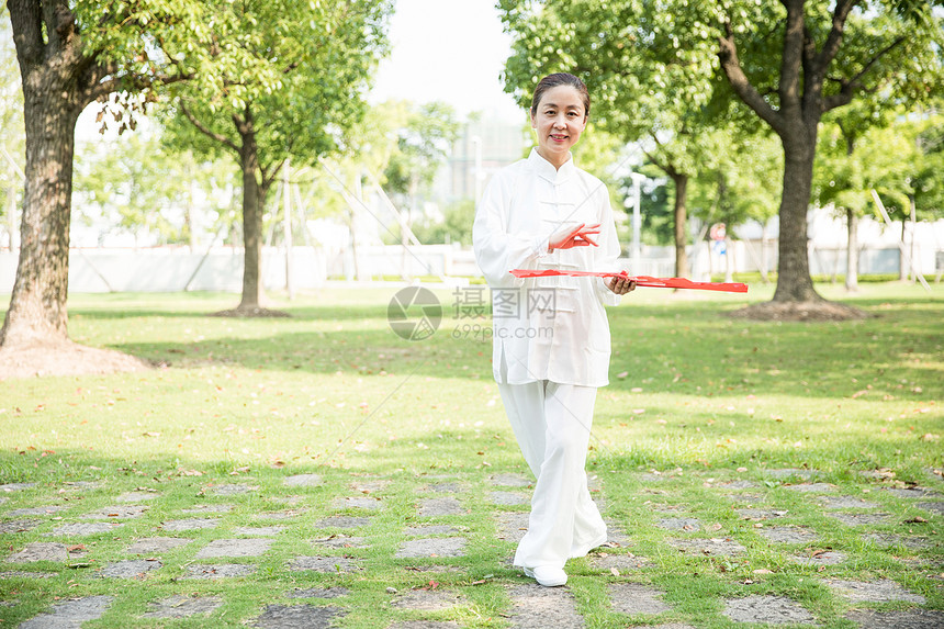 老年人锻炼太极扇图片