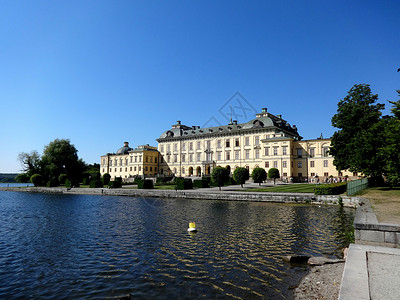 蓝天下的瑞典皇后宫前景背景图片