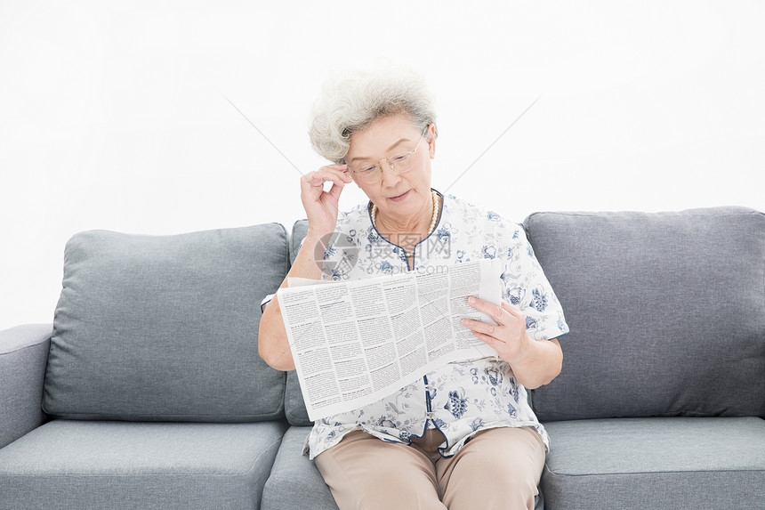 老年奶奶看报纸图片