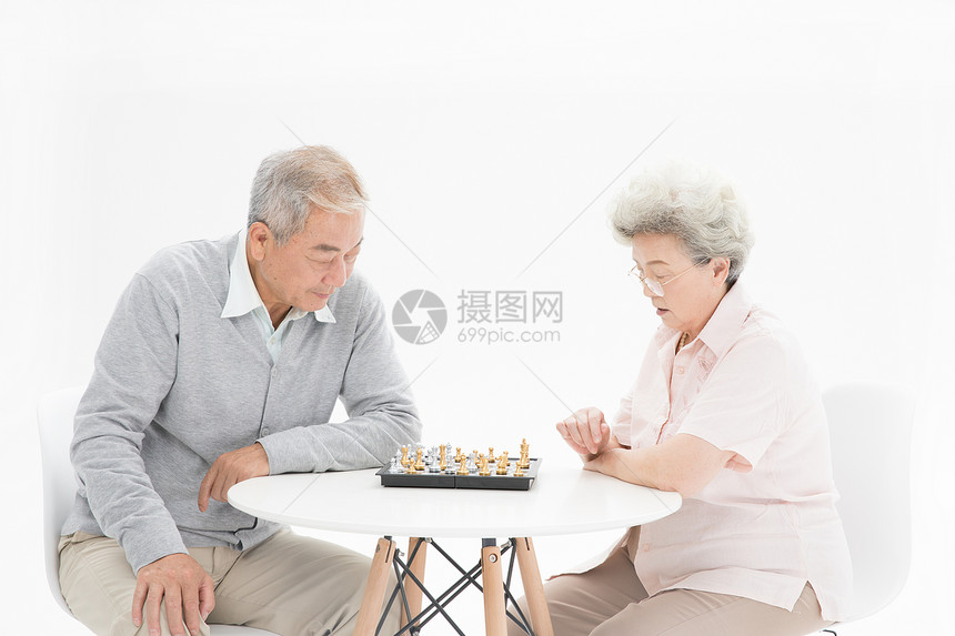 老年夫妇下棋图片