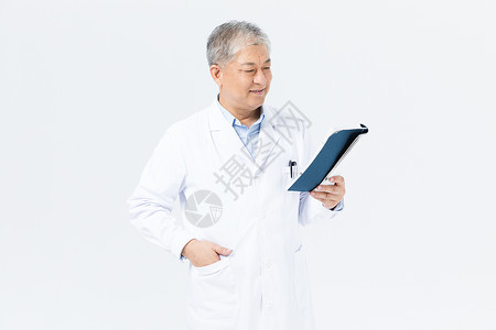 老年男性医生拿书形象背景图片