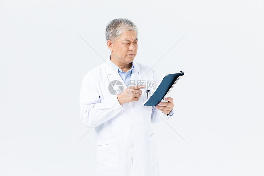 老年男性医生拿书形象图片