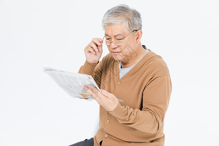 老人看报老年人戴眼镜看报纸背景