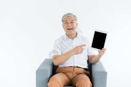 智能坐便老年人和平板电脑背景