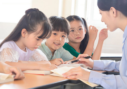 课堂上的小学生们背景图片