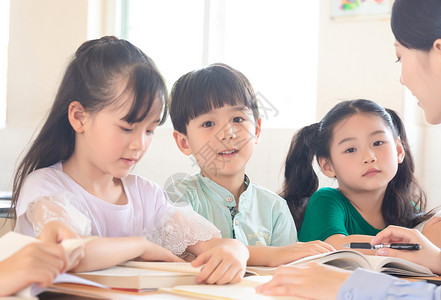 课堂上的小学生们背景图片