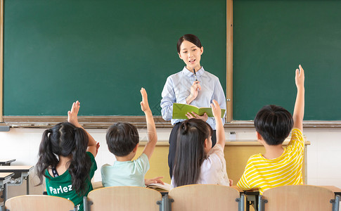 孩子们学习孩子们举手回答问题背景