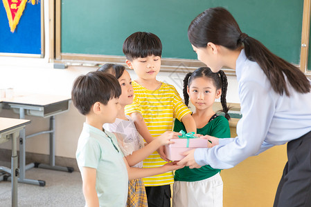 小学生送老师礼物图片