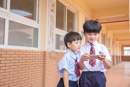 小学生使用手机人物高清图片素材