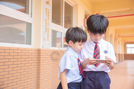 手机读书小学生使用手机背景