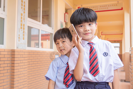 小学生听手机开学高清图片素材