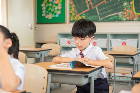 小学生认真看书儿童高清图片素材