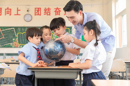 老师带学生看地球仪背景图片